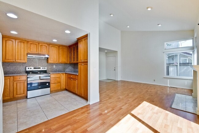 Building Photo - Hardwood Floors- A/C- Full Bedroom and Bath on First Floor: Fresh Paint