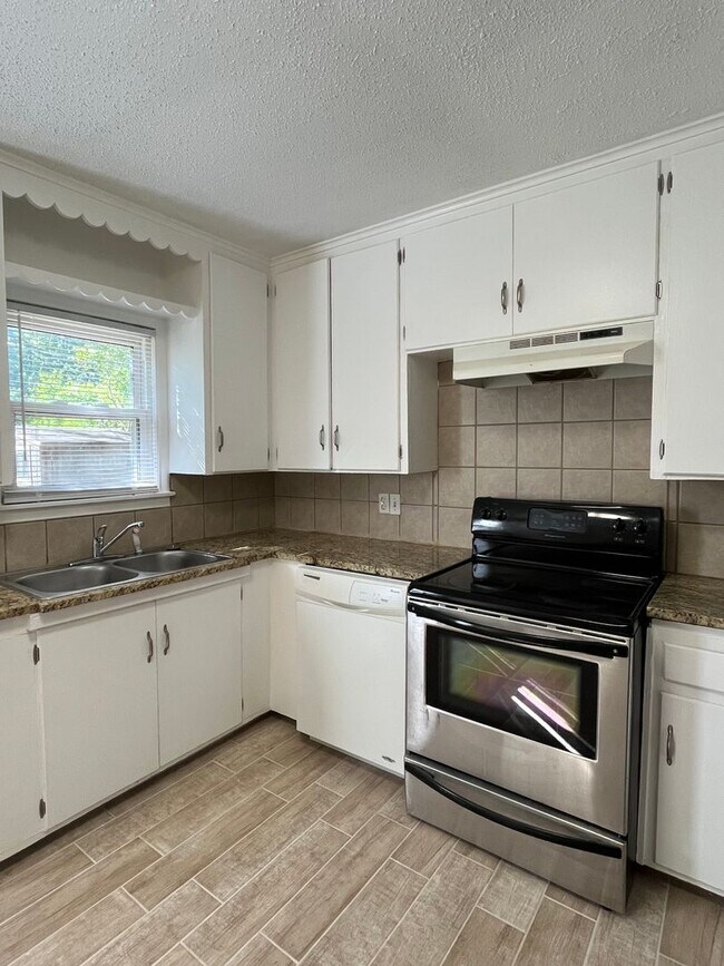 Building Photo - 3 bedroom near Riverside Parks Trail!!