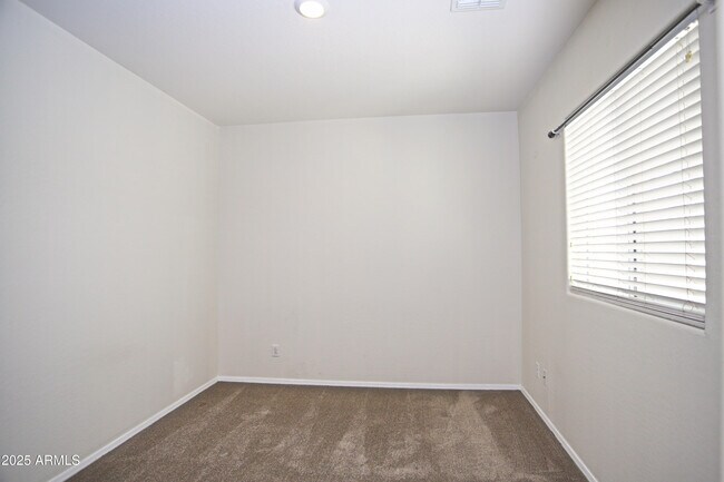 Building Photo - 1090 W Caroline Ln