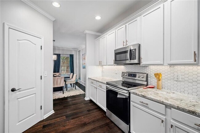 Building Photo - 5227 Whiteoak Ave