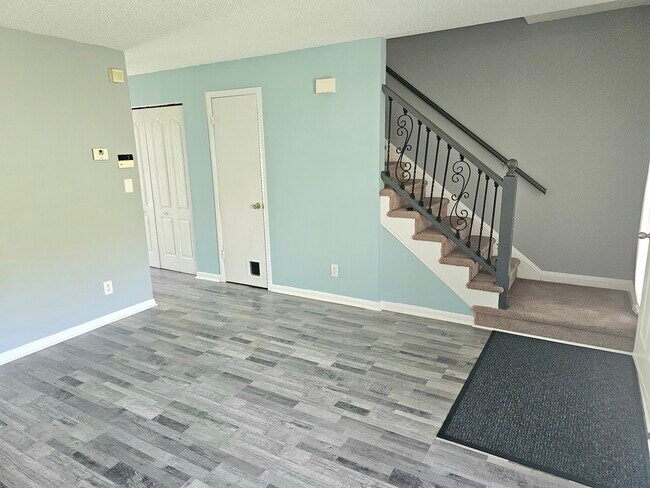 Building Photo - 975 Surry Ln