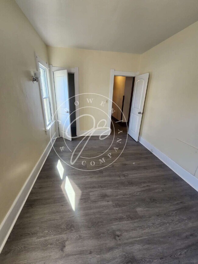 Building Photo - Very spacious lower 2 bedroom with separat...