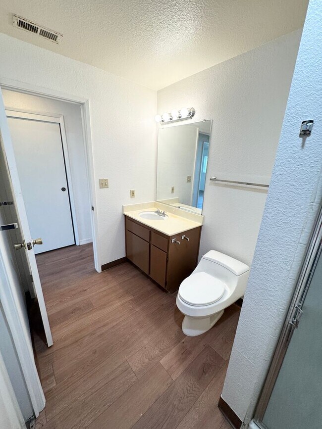 Building Photo - Upstairs 2 Bed / 2 Bath Condo in Gated Community – Available Now