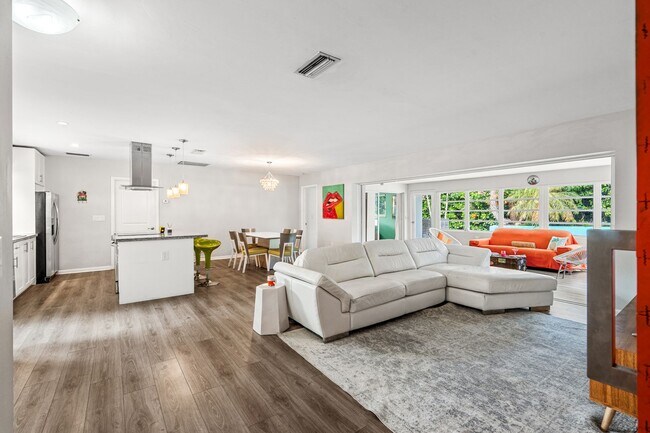 Building Photo - Single Family home on quiet street steps from the Intracoastal and Dining