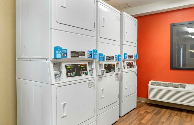 Building Photo - Furnished Studio-Detroit - Farmington Hills