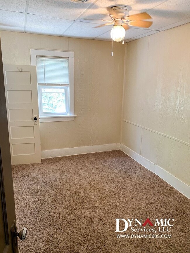 Building Photo - Upper Level 2 Bedroom, 1 Bathroom Duplex