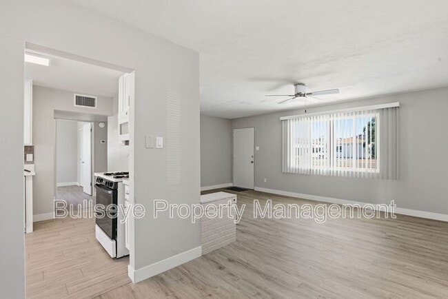 Building Photo - 1102 N 28th Pl