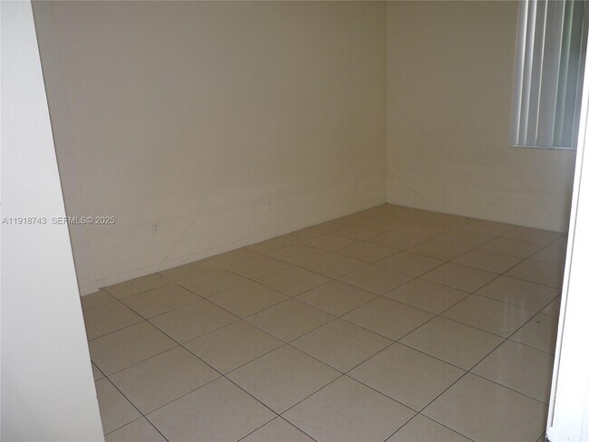 Building Photo - 14415 N Kendall Dr