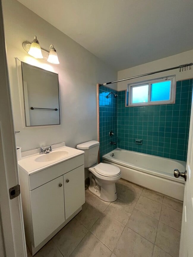 Building Photo - MOVE-IN READY 4+2 w/upgrades + tons of parking!