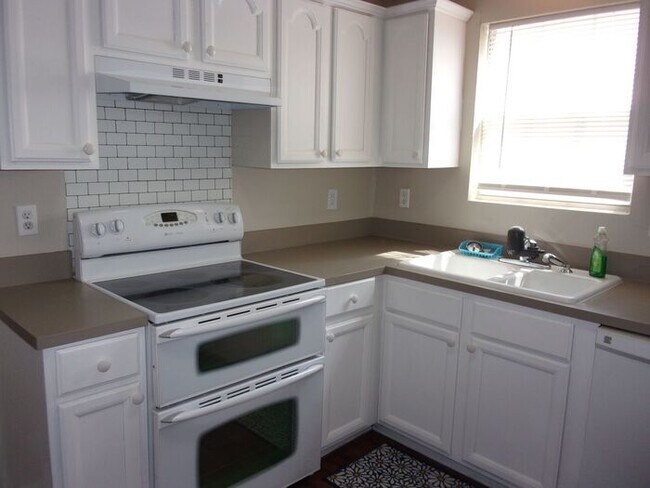 Building Photo - 2 Bedroom 2 Bath Duplex near Cherry Park