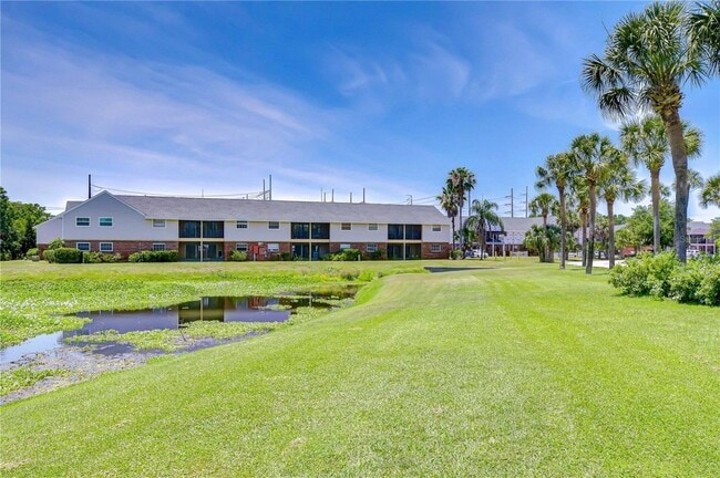 Building Photo - 200 Country Club Dr