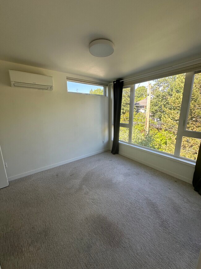 Building Photo - Capitol Hill Townhome