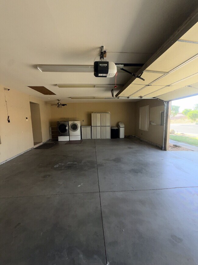 Building Photo - 3-Bedroom Home, Large Rear Yard! La Quinta, Long-term (1 Year) Rental