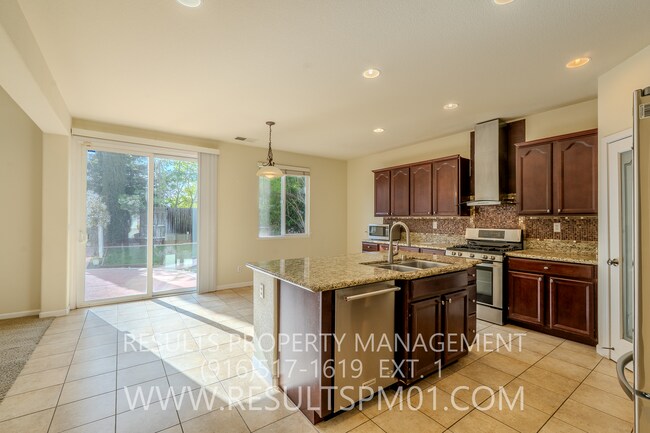 Building Photo - Spacious Lincoln 4 Bedroom 2.5 Bath w Club...