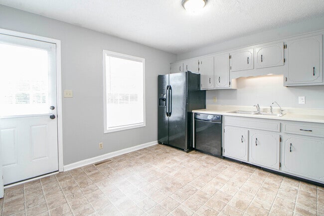 Building Photo - 1212 Kendall Dr