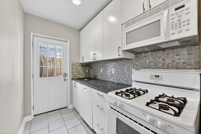 Building Photo - 1028 4th St NE