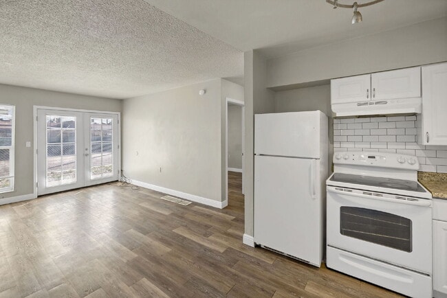 Building Photo - 402 Sunny Ln