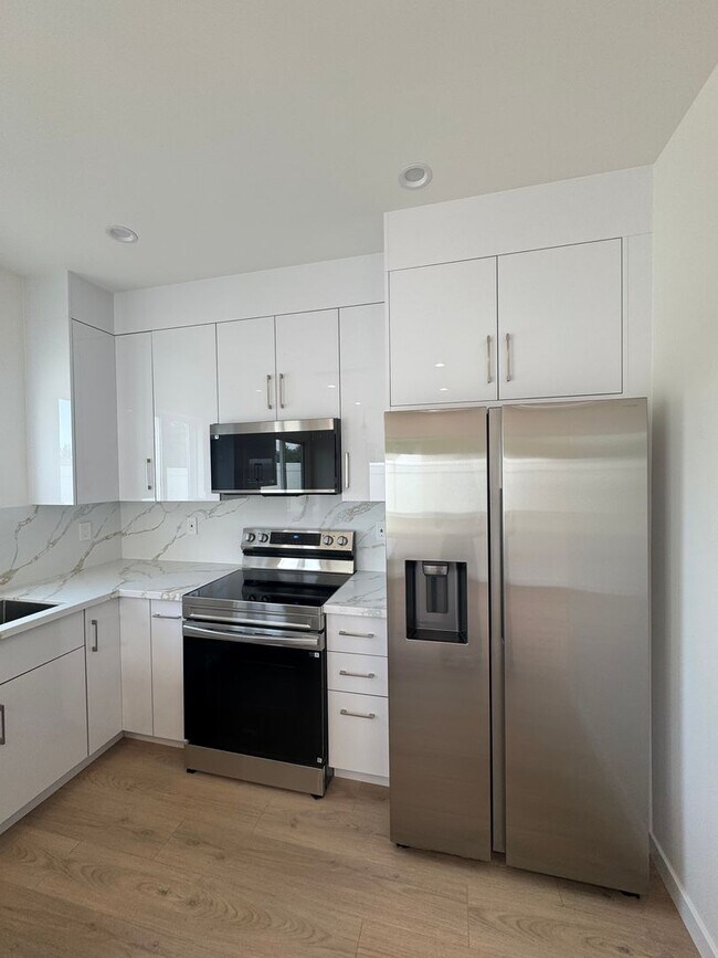 Building Photo - Spacious 1000 Sq. Ft. First-Floor Back ADU...