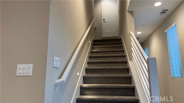 Building Photo - 165 Tenor