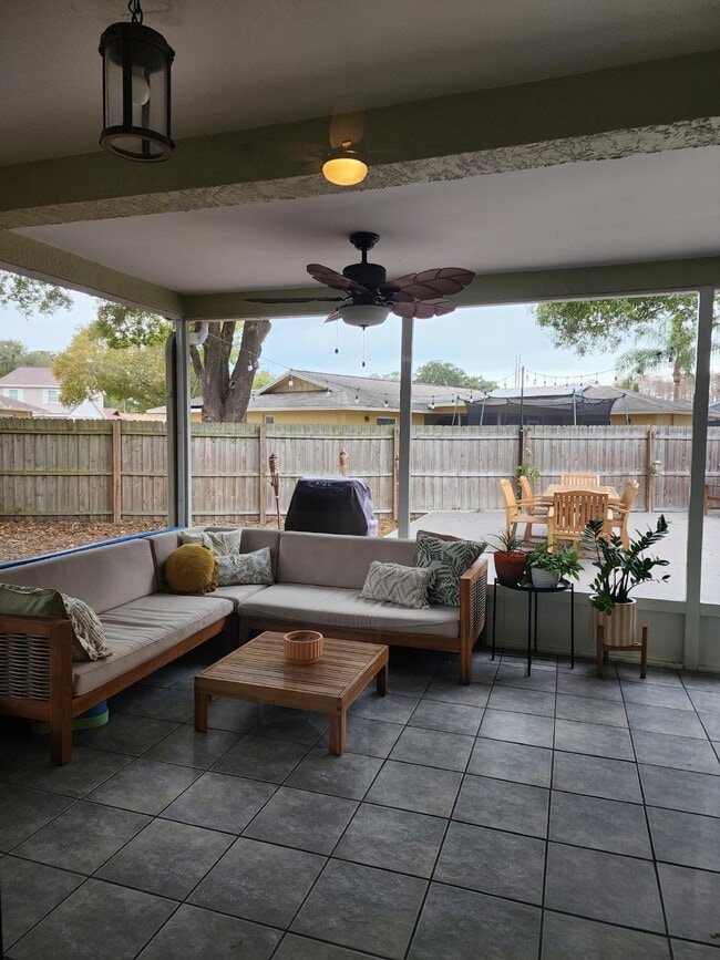 Building Photo - Pool home in Historic Tarpon Springs