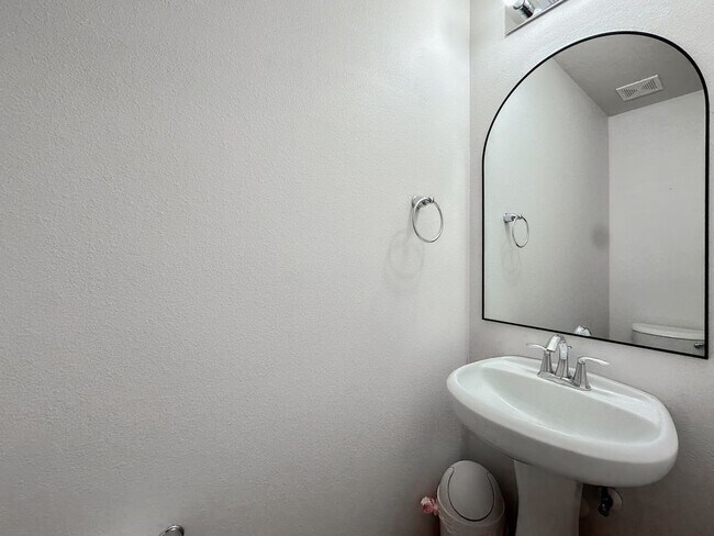 Building Photo - 3 Fairlee Ct