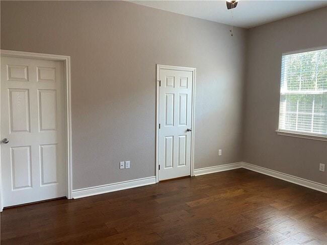 Building Photo - 606 W 1st St