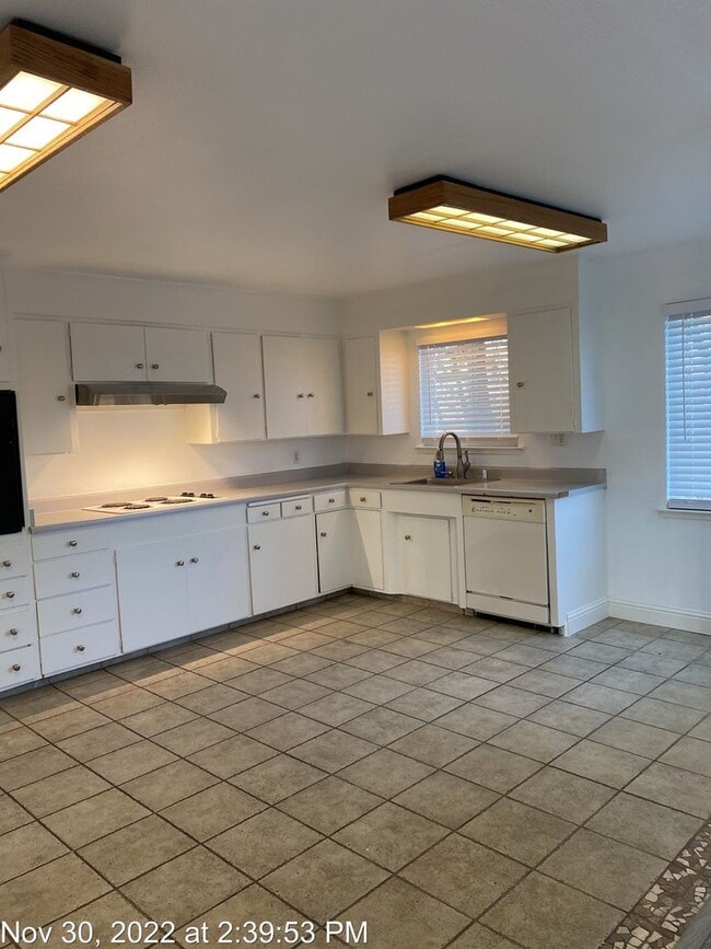 Building Photo - Country Property