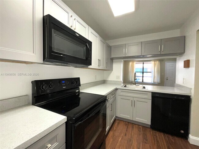 Building Photo - 10043 Winding Lake Rd