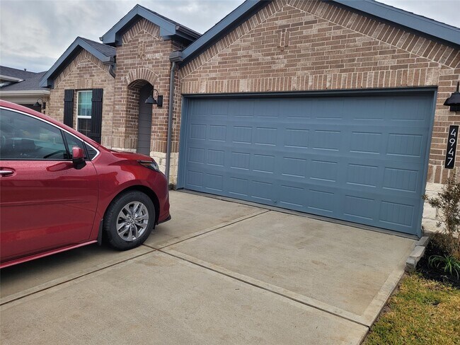 Building Photo - 4947 Oakwood Dr