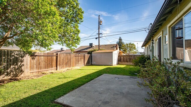 Building Photo - Centrally Located Sacramento Home