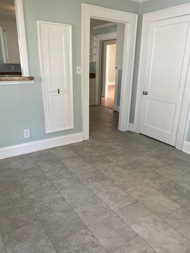 Building Photo - Lovely 3 Bedroom Rambler