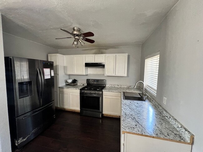 Building Photo - 2 Story, 2 Bedrooms, 2 Bath home with larg...