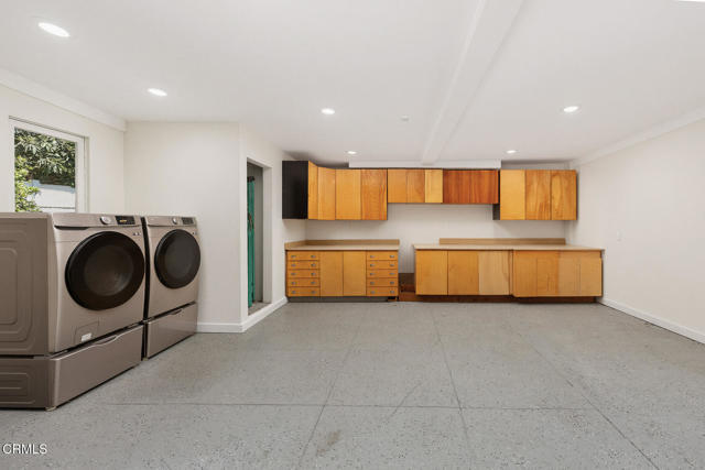 Building Photo - 900 E Glenoaks Blvd