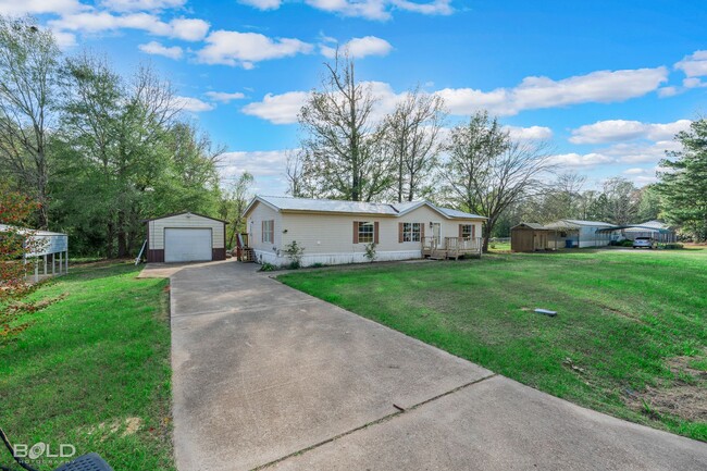 Building Photo - Log Cabin Style Double Wide in Waskom