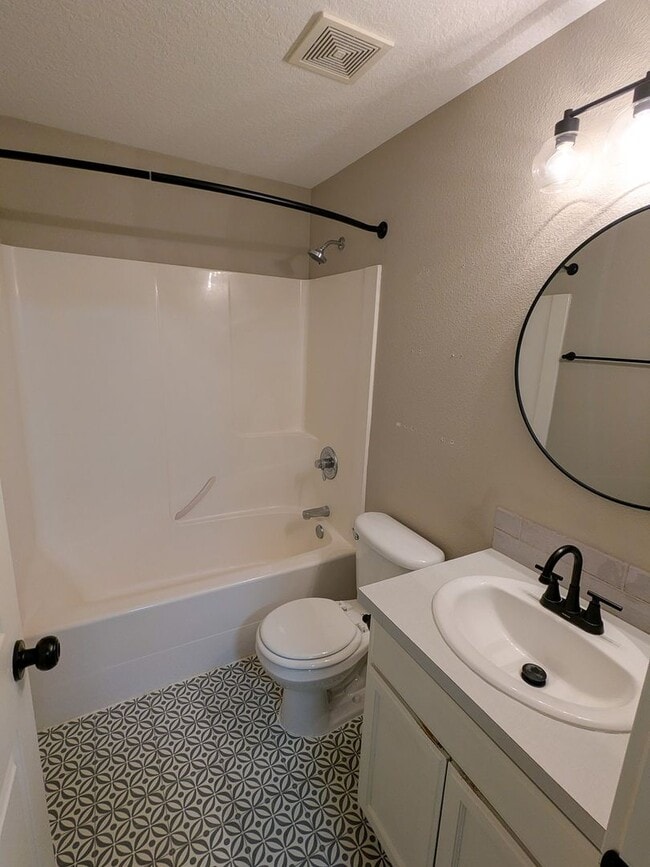 Building Photo - 1497 Golden Ln N