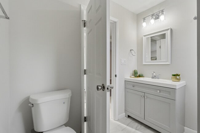 Building Photo - 2111 Bourget Dr