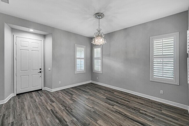 Building Photo - Gorgeous 5 Bedroom Home Behind the Gates i...