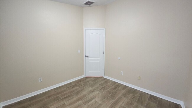 Building Photo - 7955 Carriage Pointe Dr