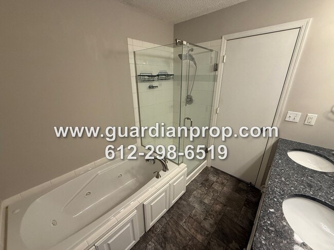 Building Photo - End Unit Townhouse on Secluded Drive Available Now, Updated Kitchen & Baths, Large Primary Suite