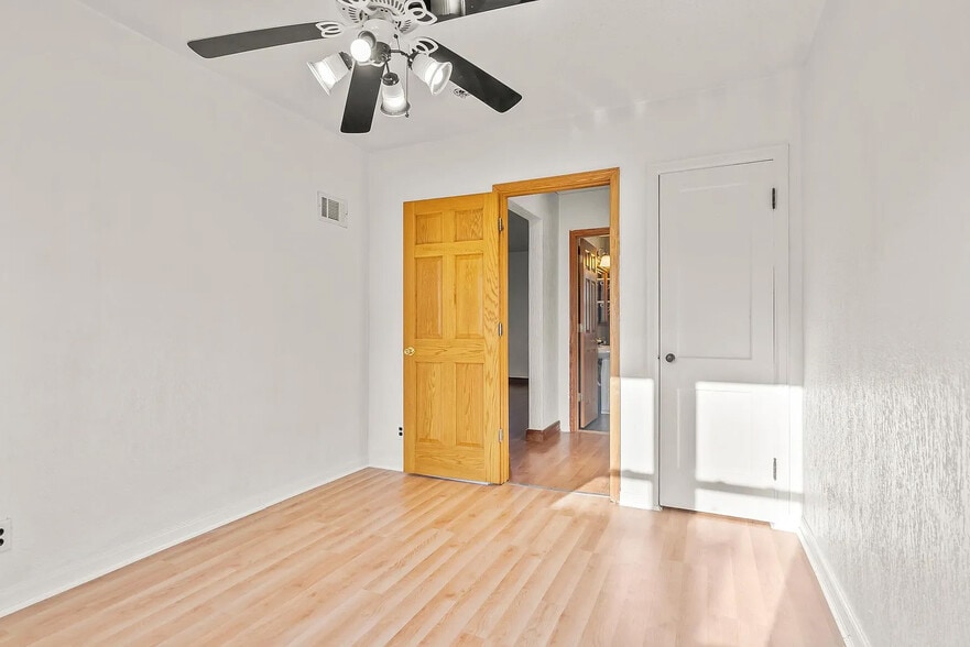 Building Photo - 1520 W 9th St