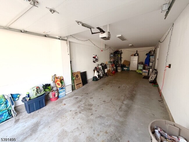 Building Photo - 12 Clinton Ln