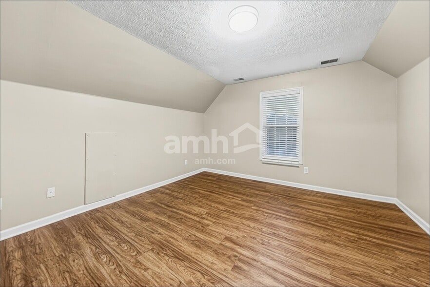 Building Photo - 403 Woodlands Dr