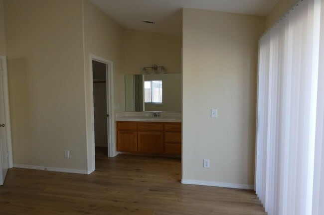 Building Photo - HOUSE FOR RENT