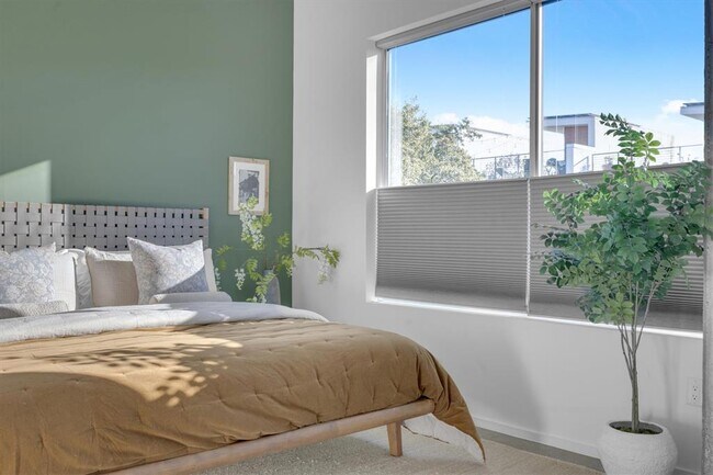 Building Photo - 2301 S 5th St