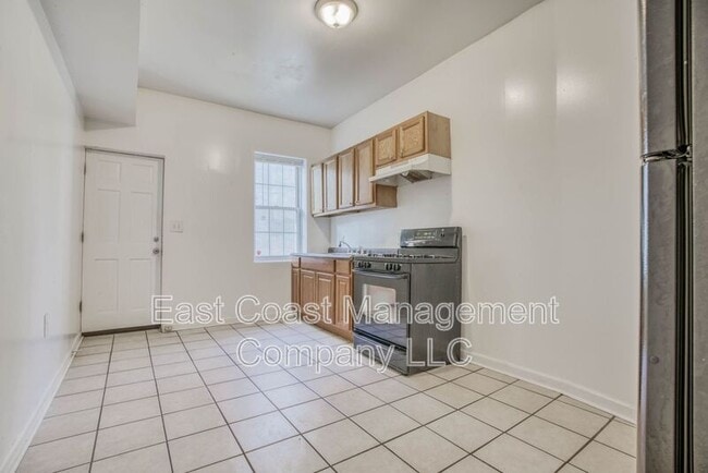 Building Photo - 402 E Lorraine Ave