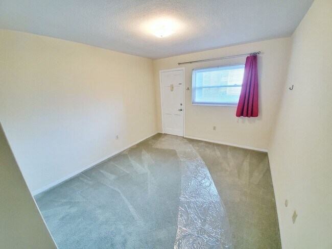 Building Photo - 2 Bedroom 1 Bath Second Floor Condo in St....