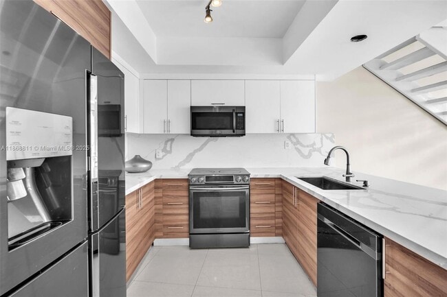 Building Photo - 2000 Bay Dr