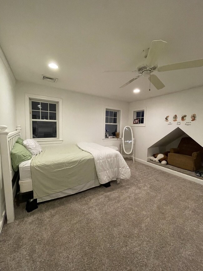 Building Photo - Spacious 5 Bed 2 Full Bath