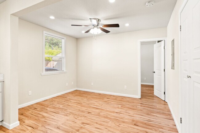 Building Photo - Modern 2 Bedroom in Alameda w/ Parking!