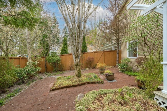 Building Photo - Spacious 5-Bedroom Home with Backyard Oasi...